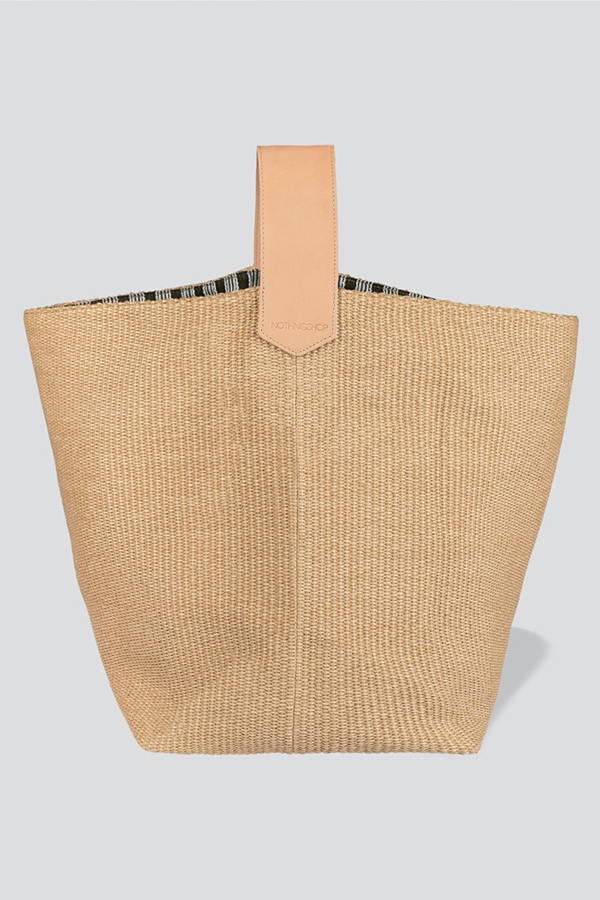straw bag cotton lining leather handle dimension : 65x45x28 cm handle : 32 cm 52% cotton – 48% PA leather handle vegetable tanned